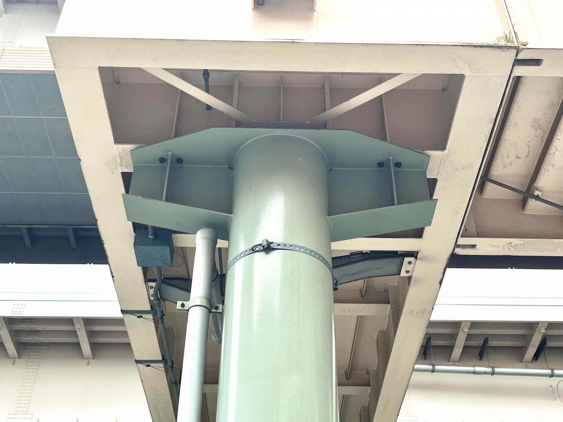 橋梁の排水設備とは？果たす役割と重要性
